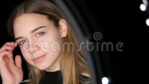 一幅可爱的少女的肖像留着长长的白发和绿色的眼睛为摄影棚里的相机摆姿势青少年皮肤和痤疮视频的预览图