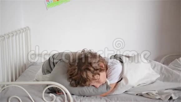 睡过头的男孩不想醒来孩子从床上掉下来视频的预览图