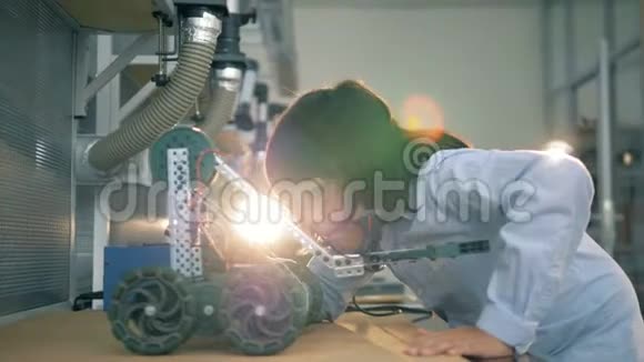 孩子用轮子焊接一个建筑关上视频的预览图