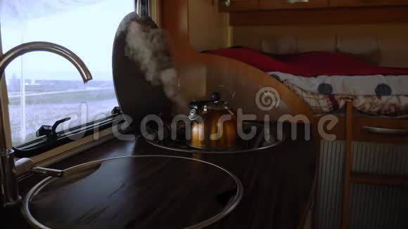 水壶在旅馆的炉子上沸腾水壶里的蒸汽视频的预览图