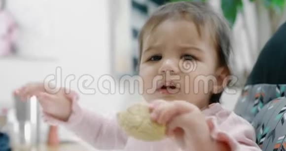 小女孩想自己吃饼干视频的预览图