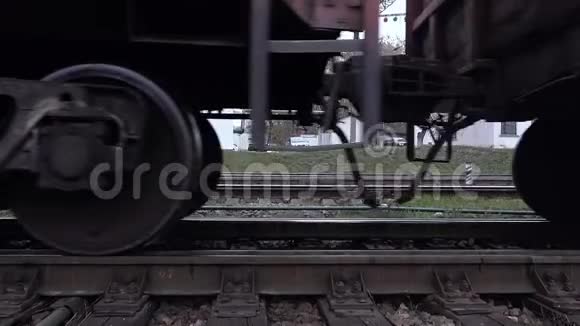 列车车轮沿轨道行驶特写视频的预览图