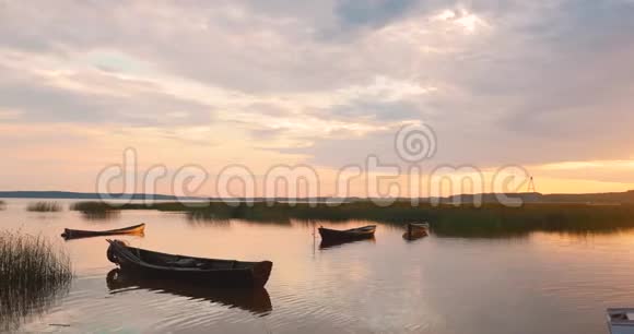 BraslawOrBraslauVitebskV母细胞白俄罗斯木制划艇钓鱼船在美丽的夏日日落在干燥的视频的预览图
