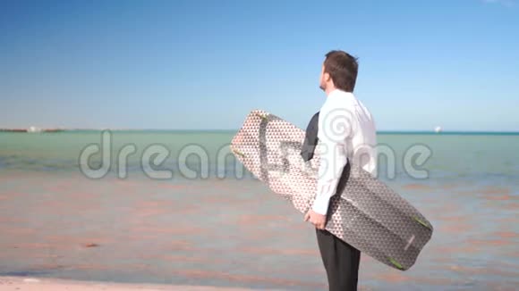 这位商人站在海边不让木板上放风筝视频的预览图