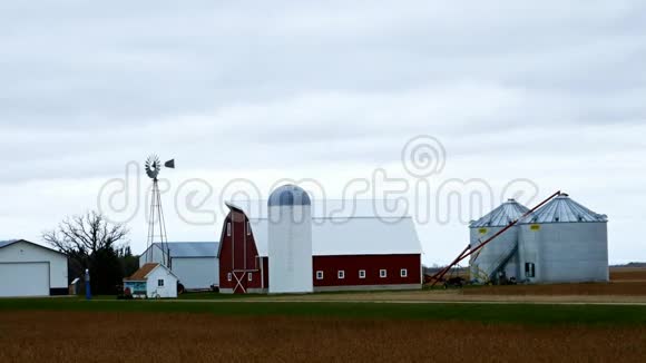 明尼苏达州阴天有活动风车的农场建筑视频的预览图