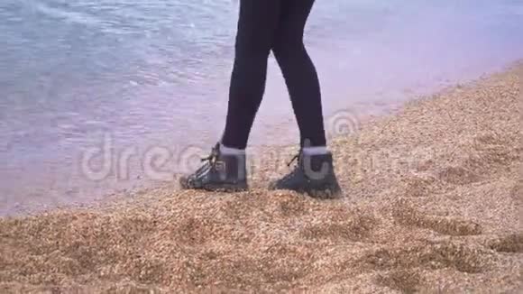 穿鞋的女孩站在海边视频的预览图