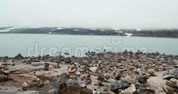 挪威美丽的欧特伦湖海岸的石头在春天的阴天挪威视频的预览图