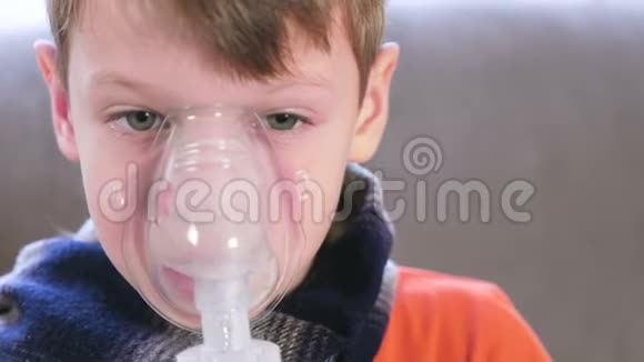 生病的金发男孩通过吸入面罩吸入特写脸使用雾化器和吸入器进行治疗视频的预览图