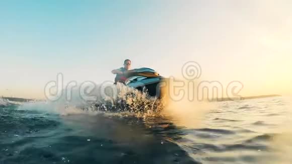 风景水景与一名男子在喷气式滑雪板摇摆车在阳光下视频的预览图