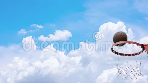 篮球篮筐和网摇球落下背景天空乌云和太阳在夏天视频的预览图