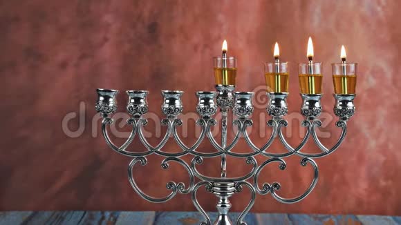 在犹太节日光明节的第三天点燃蜡烛蜡烛在燃烧着曼诺拉的光芒视频的预览图