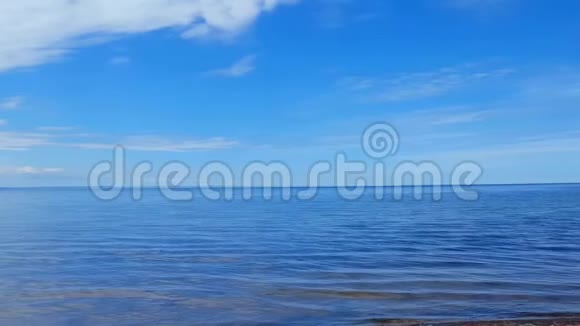 相机潘在美丽的沙滩海岸白天阳光假期海岸线海滩目的地在夏季与美丽的天空视频的预览图