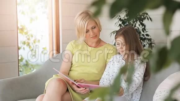 女儿和妈妈一起读书视频的预览图