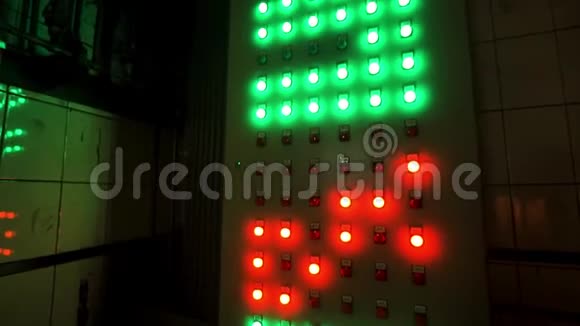 工厂的工业板上有许多红色和绿色的大纽扣库存录像工业机器控制面板视频的预览图