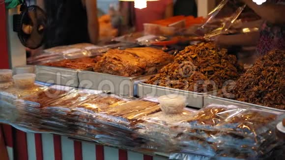 亚洲夜市的街头美食传统的泰国菜在晚上出售视频的预览图