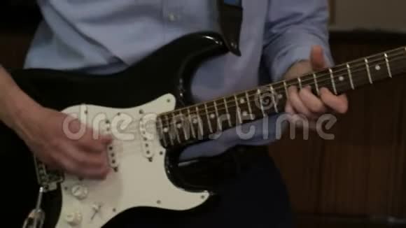 独奏音乐家或节奏吉他手特写镜头那个人用右手在镐的帮助下拨弦视频的预览图