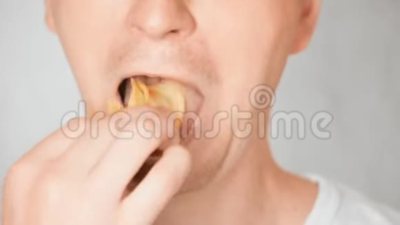 下脸白种人男性吃薯条视频的预览图