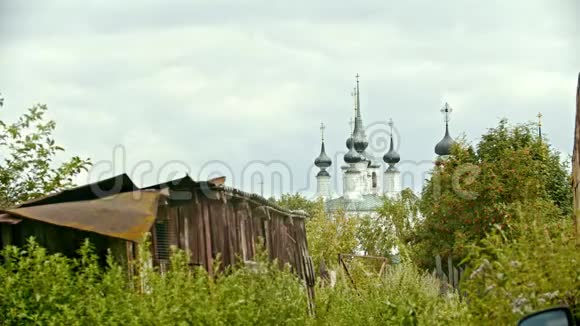 俄罗斯苏兹达尔的一座背景老房子上的小村庄大教堂景色视频的预览图