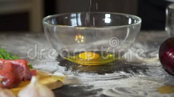 混合鸡蛋水和面粉准备面团视频的预览图
