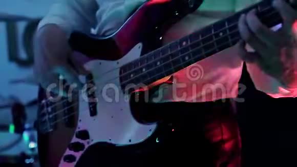 音乐视频朋克重金属或摇滚团体在蓝调节目中男手演奏低音吉他的特写镜头视频的预览图