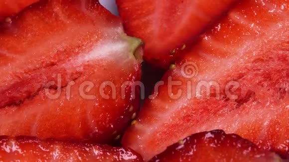 成熟红汁草莓的近半部分慢慢旋转视频的预览图
