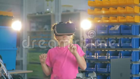 年轻女孩在一个实验室里工作戴着VR眼镜站在桌子附近4K视频的预览图