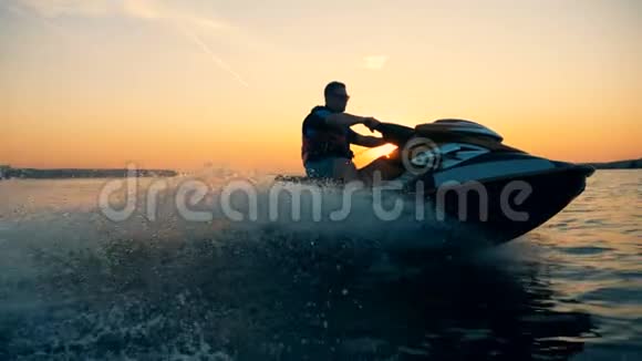 一个男人在美丽的日落中的滑行过程视频的预览图
