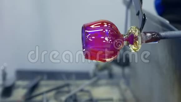 吹玻璃的玻璃车间玻璃镜头制造商视频的预览图