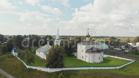 村庄景观村庄中的三个不同的教堂俄罗斯苏兹达尔视频的预览图