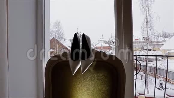 漂亮的女人鞋子在明亮的窗户前挂着时髦的椅子照相机在动视频的预览图