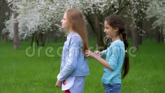 两个小女朋友在给每个人做滑稽的发型视频的预览图