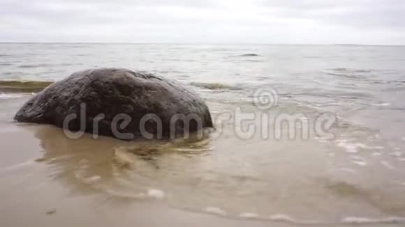 波罗的海海滩带大巨石的石滩海潮波罗的海旅游概念视频的预览图