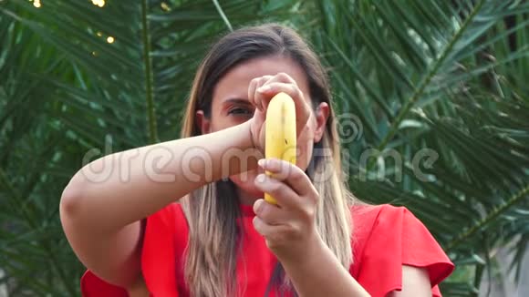 女性剥皮香蕉慢动作视频的预览图