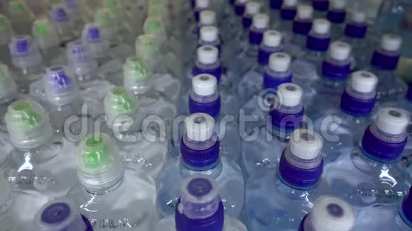 把装有水的塑料瓶瓶盖饮料视频的预览图