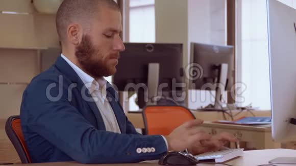 银行工作人员使用个人电脑视频的预览图