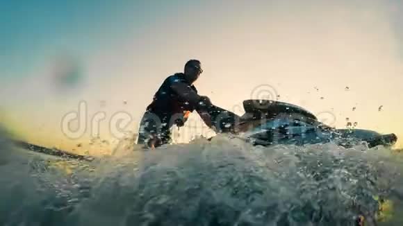日落时水上滑板车的视角视频的预览图