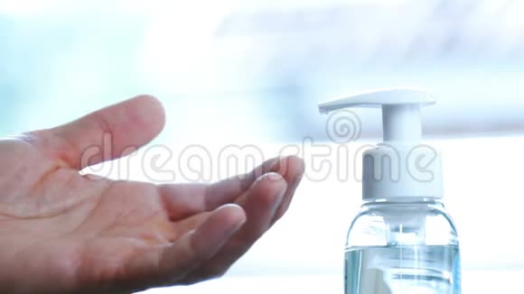 男性手推着配药器挤出液体肥皂视频的预览图