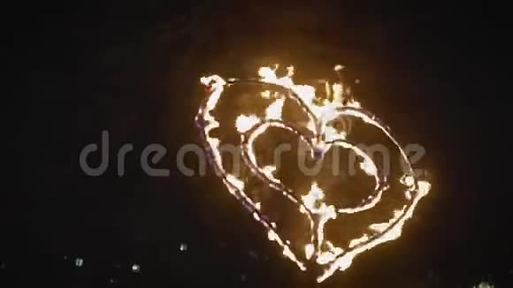 在火焰中燃烧着红色的心燃烧的心视频的预览图
