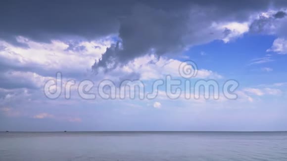 海洋附近的迷人景观云层与法斯特运动视频的预览图