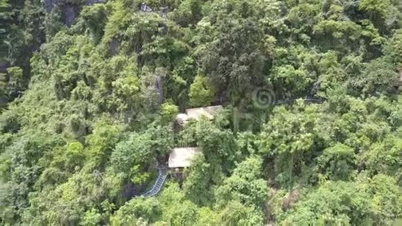 国家公园鸟瞰山上丛林之寺视频的预览图