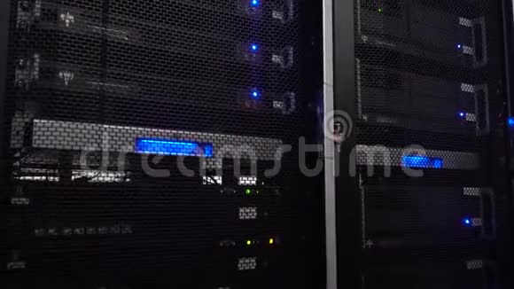 黑暗服务器机架动作镜头蓝光超级计算机视频的预览图