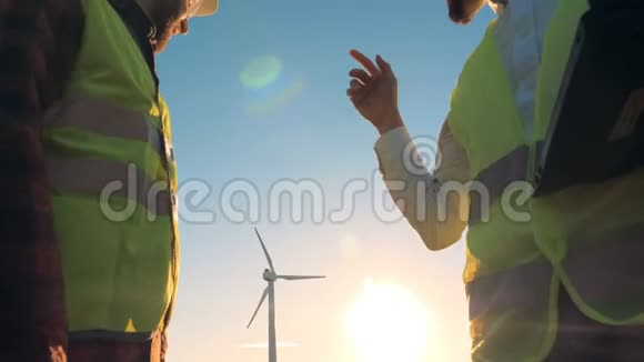 两个工程师检查风力涡轮机底部视图视频的预览图