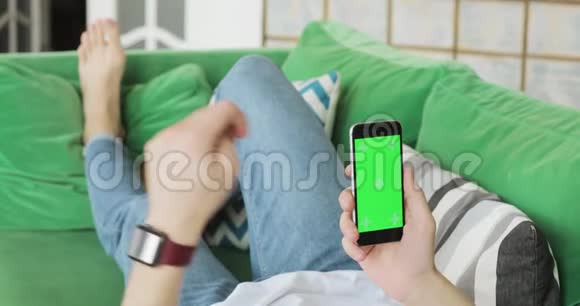 人正在使用手机垂直绿色屏幕手机和手特写视频的预览图