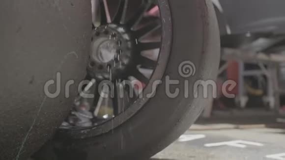 新的夏季轮胎与水喷雾视频的预览图