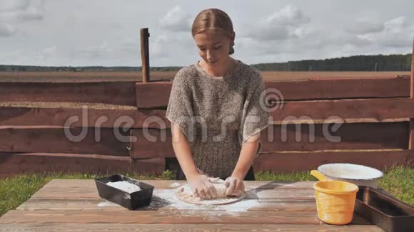 一个年轻的女人用手揉面团自制面包烘焙视频的预览图