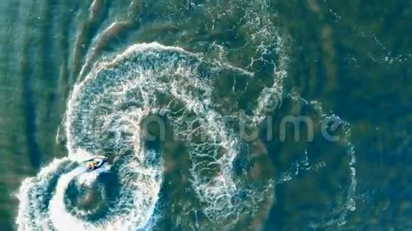 水上滑板车在海面上空航行后形成的波浪和波浪视频的预览图