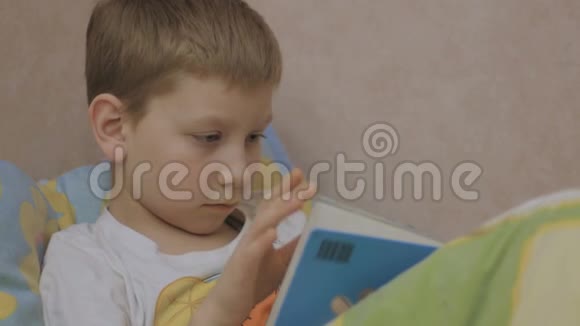 孩子在床上看书视频的预览图