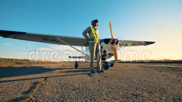 一位在华盛顿的航空专家正靠在他的飞机上视频的预览图