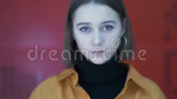 一位美丽的年轻女子在城市霓虹灯架上的肖像焦点效应人群正在移动视频的预览图