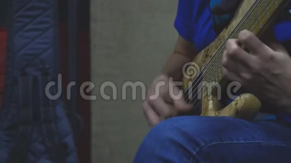 这位低音演奏家演奏五弦贝斯吉他特写低音吉他视频的预览图